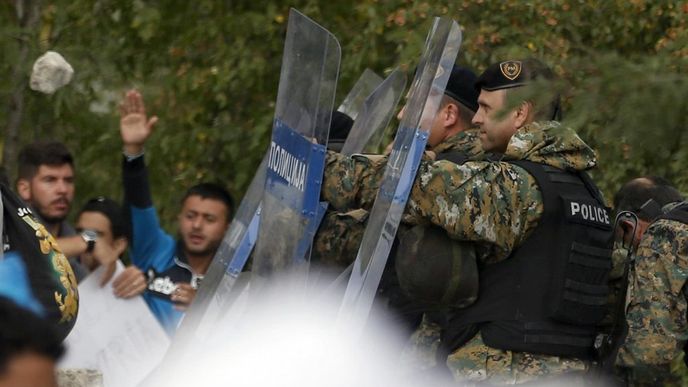 Střety mezi policií a běženci na hranicích Makedonie s Řeckem