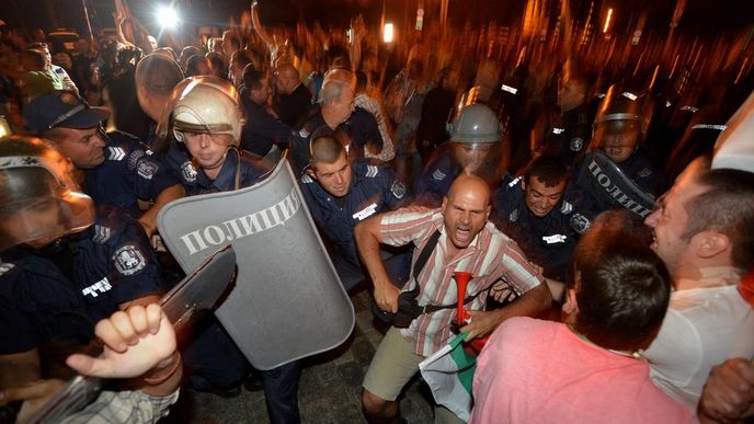 Střety policie a demonstrantů před bulharským parlamentem, ve kterém protestující uvěznili přes sto lidí