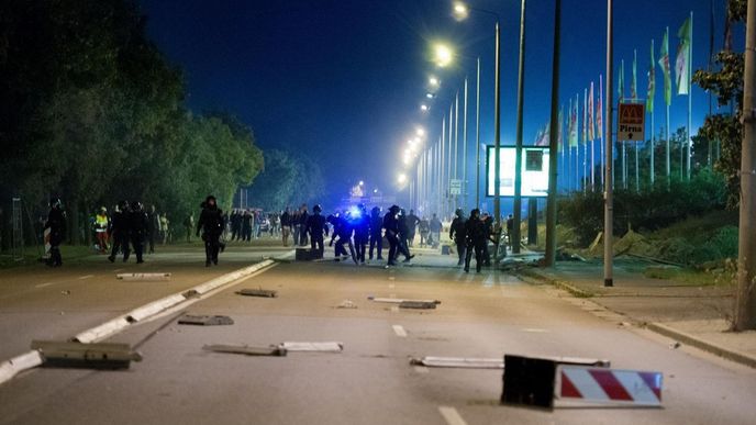 Střety policie a odpůrců stavby uprchlického tábora v Heidenau Střety policie a odpůrců stavby uprchlického tábora v Heidenau