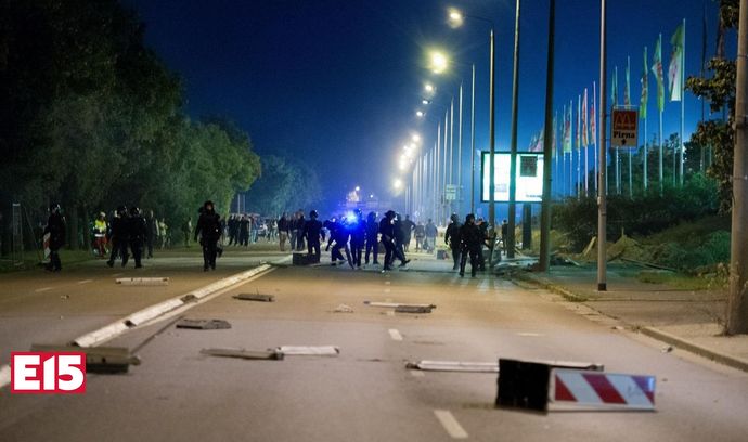 Deutsche Radikale protestieren Einwanderer.  Ein weiteres Hostel fing Feuer
