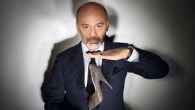 Návrhář Christian Louboutin má jasno, proč ženy milují jeho vysoké podpatky.