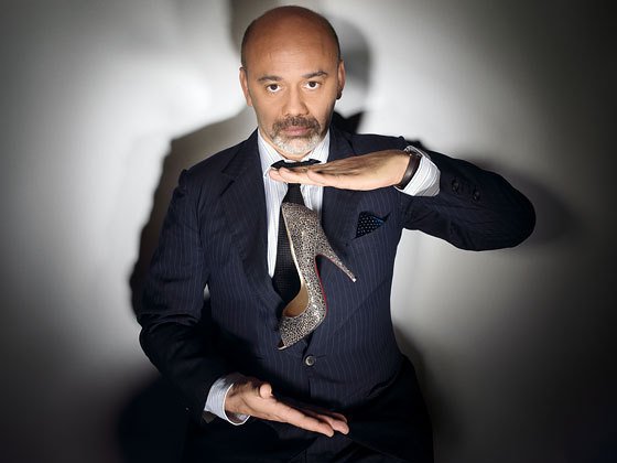 Návrhář Christian Louboutin má jasno, proč ženy milují jeho vysoké podpatky.