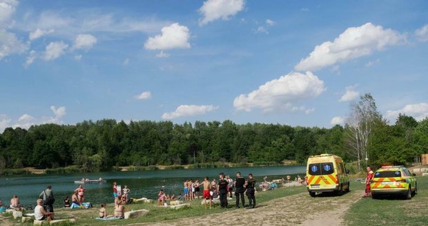 Na Stříbrném jezeře v Opavě zasahovali záchranáři během dvou dnů dvakrát. Senior (†77) se bohužel utopil, chlapce (15) se podařilo zachránit.