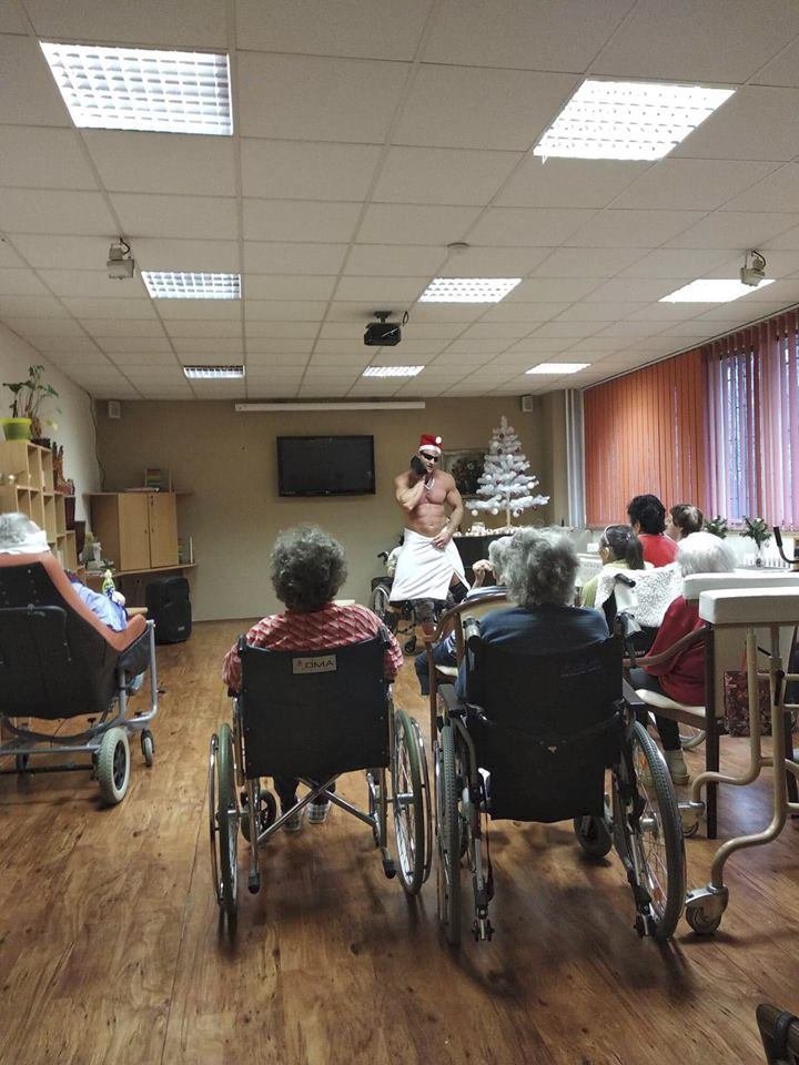 Striptér Rocky z Ostravy potěšil seniorky v domově důchodců v Orlové. V publiku se z vystoupení těšila i jedna 92letá žena, která se nebála si sáhnout.