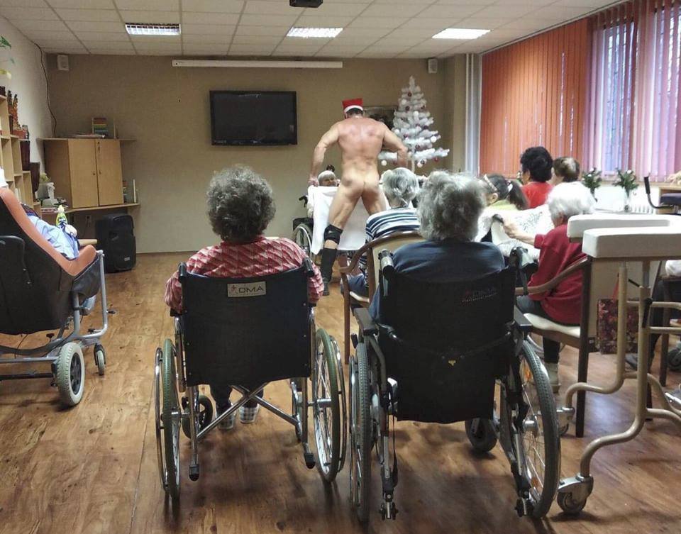 Striptér Rocky z Ostravy potěšil seniorky v domově důchodců v Orlové. V publiku se z vystoupení těšila i jedna 92letá žena, která se nebála si sáhnout