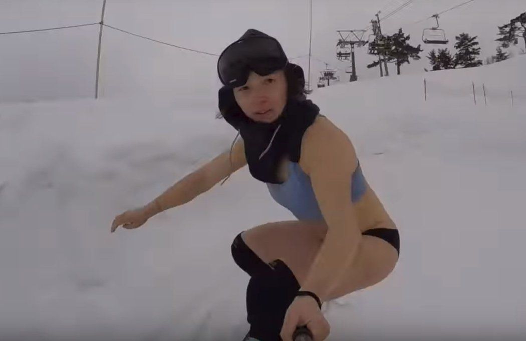 Takhle se v Japonsku proháněla po svazích snowboarďačka Šárka Pančochová