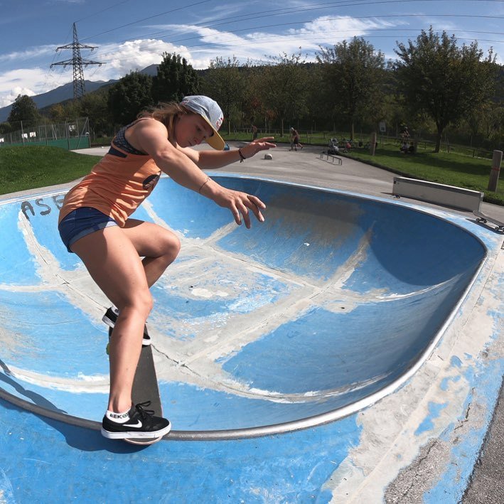 Šárka Pančochová je prknařka každým coulem. Kromě snowboardu bravurně ovládá i skejt...