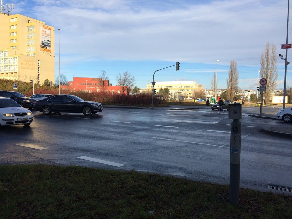 Křižovatka Vysočanské, Lovosické a Teplické. Na pozadí fotografie z roku 2018 lze ještě spatřit stožáry vysokého napětí v celé své kráse.