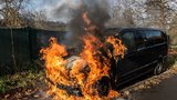 Plamenné inferno zaměstnalo pražské hasiče: Na Střížkově hořela dodávka