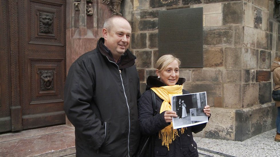 Strnadovi v roce 2015 ukazují svatební fotografii i z roku 1980.