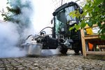Nový stroj na ekologické hubení plevele a čištění chodníků či laviček v Plzni.