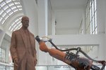 Robot Kuka frézuje na brněnském výstavišti sochu T. G. Masaryka.