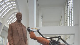 Robot Kuka frézuje na brněnském výstavišti sochu T. G. Masaryka.