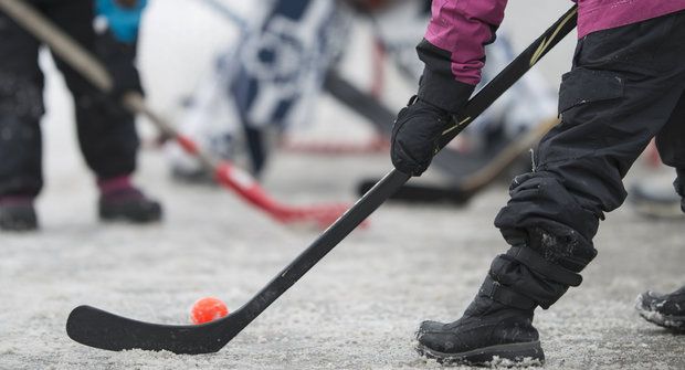 Strojky času: Hokejbal mezi domy