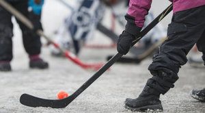 Strojky času: Hokejbal mezi domy