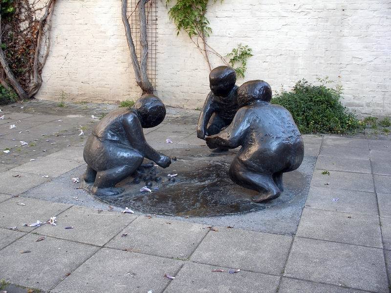 Sousoší zobrazující hru v kuličky v Maastrichtu