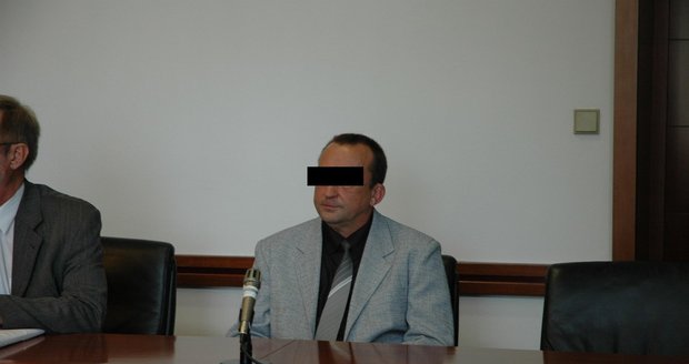 Strojvedoucí Zdeněk J. v soudní síni během přelíčení