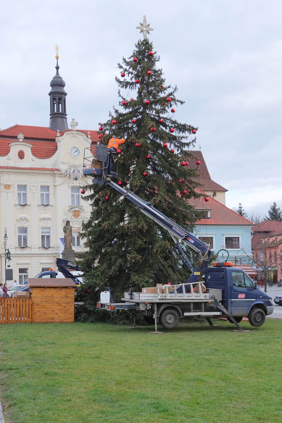 Původní strom se  zlomil, na náměstí v Berouně zdobili náhradníka.