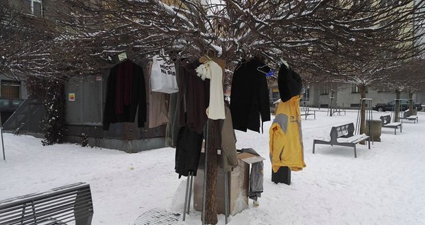 Na „náměstíčku u koní“ si bezdomovci mohou vzít teplé oblečení.