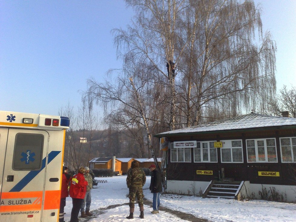 Mladíka, který omdlel na stromě, museli sundávat hasiči.