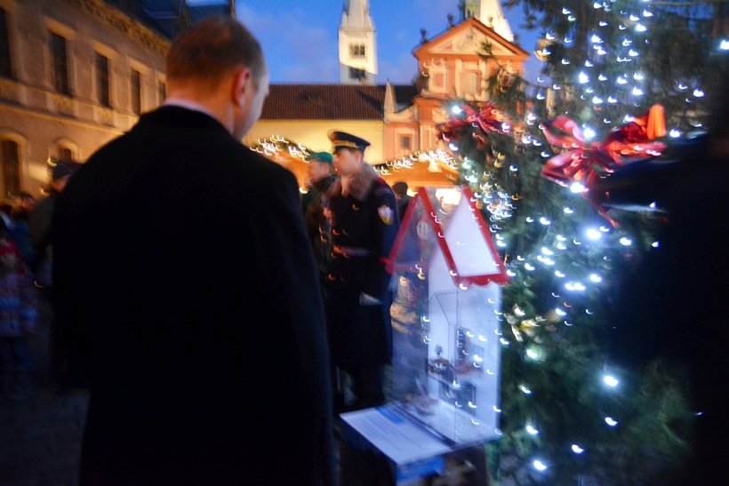 Takhle vypadá vánoční strom na Pražském hradě