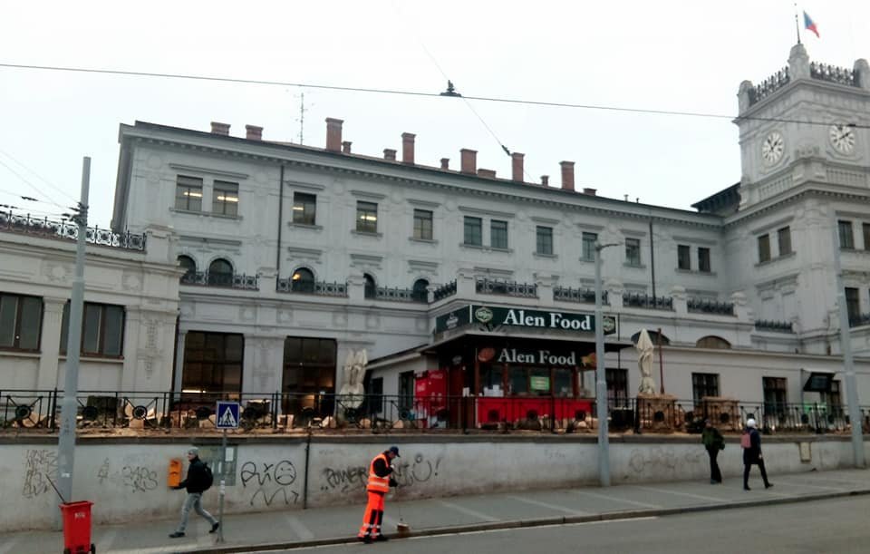 Nájemce hlavního nádraží v Brně nechala kvůli rekonstrukci nádražní budovy skácet čtyři pajasany vyrůstající na terase před nádražím.