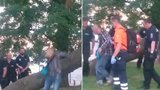 Epické VIDEO: "Kazatel" na hlaváku odmítal slézt ze stromu. Skočil z metru a udělal neskutečné divadlo