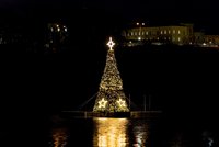 Plzeň má unikátní plovoucí vánoční strom: Září na hladině Borské přehrady