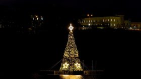 Plzeň má unikátní plovoucí vánoční strom: Září na hladině Borské přehrady 