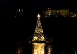 Unikátní plovoucí vánoční strom na hladině Borské přehrady v Plzni.
