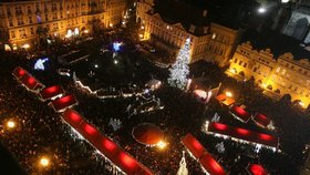 Slavnostní rozsvícení vánočního stromu na Staroměstském náměstí. Přišly se podívat tisíce lidí.
