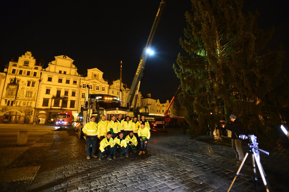 Staroměstské náměstí zdobí vánoční strom. Přes noc jej dělníci usadili do země, kde vydrží téměř měsíc a půl.