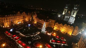 Slavnostní rozsvícení vánočního stromu na Staroměstském náměstí. Přišly se podívat tisíce lidí.