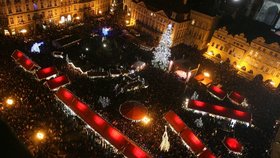 Slavnostní rozsvícení vánočního stromu na Staroměstském náměstí. Přišly se podívat tisíce lidí.