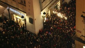 Slavnostní rozsvícení vánočního stromu na Staroměstském náměstí. Přišly se podívat tisíce lidí.