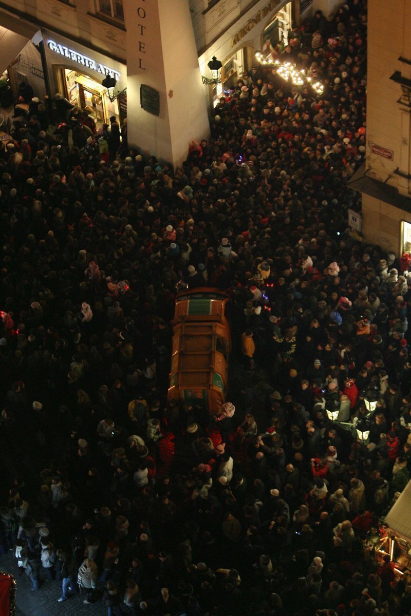 Slavnostní rozsvícení vánočního stromu na Staroměstském náměstí. Přišly se podívat tisíce lidí. V davu uvízlo také popelářské auto