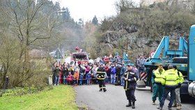 Kácení přihlížela asi stovka lidí