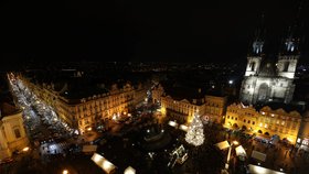 Staroměstské náměstí bylo i poté, co se zrušily vánoční trhy, plné lidí (27. listopadu 2021).