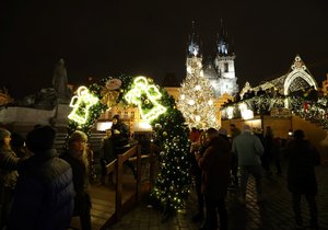 Staroměstské náměstí bylo i poté, co se zrušily vánoční trhy, plné lidí (27. listopadu 2021).