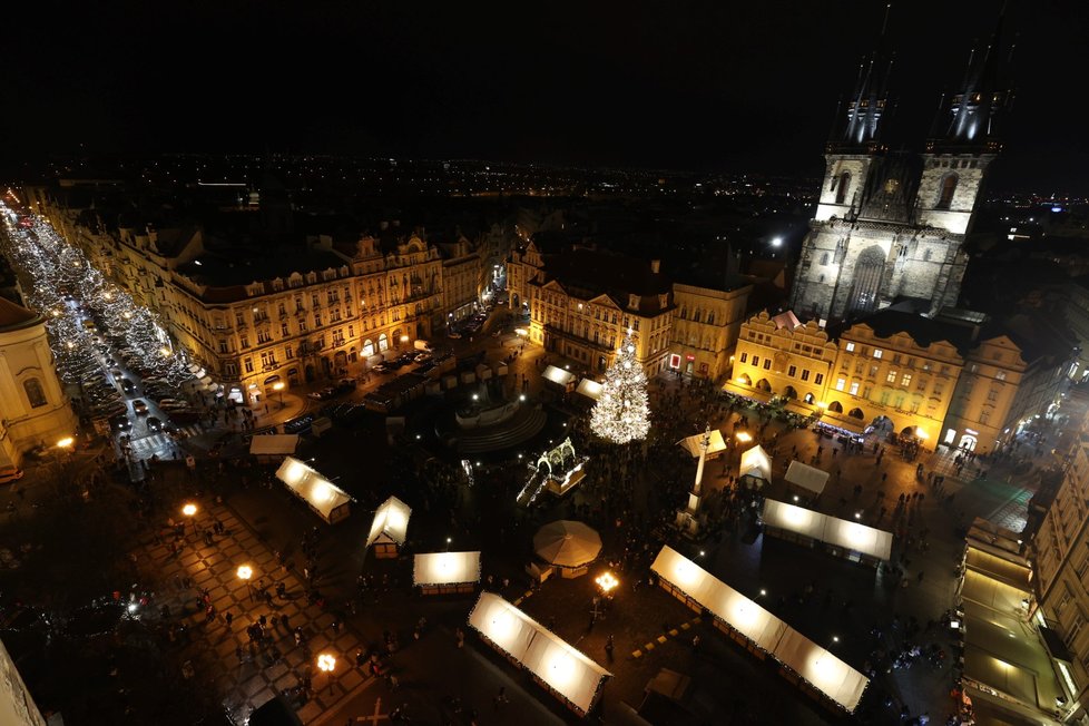 Staroměstské náměstí bylo i poté, co se zrušily vánoční trhy, plné lidí (27. listopadu 2021).