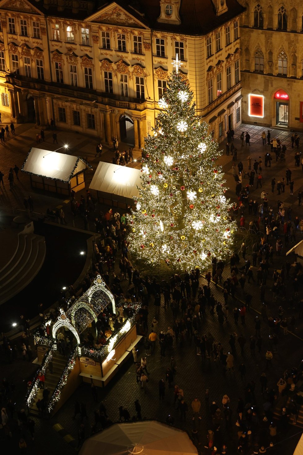 Staroměstské náměstí bylo i poté, co se zrušily vánoční trhy, plné lidí (27. listopadu 2021).