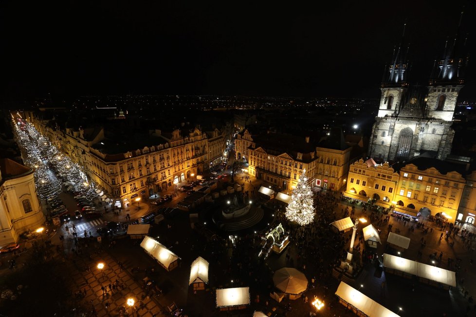 Vánoční strom na Staroměstském náměstí. (27. listopadu 2021)