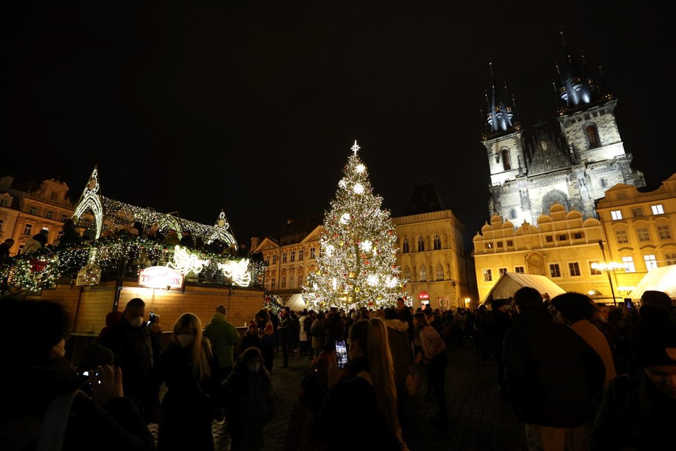 Staroměstské náměstí bylo i poté, co se zrušily vánoční trhy, plné lidí (27. listopadu 2021).