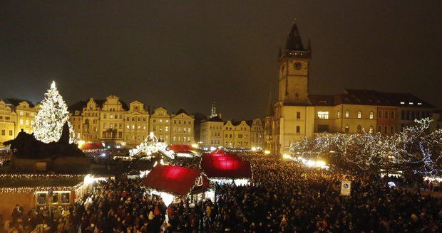 Sto tísíc žárovek! V Praze rozsvítili vánoční strom