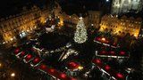 Praha našla strom pro vánoční trhy na Staromáku. Smrk měří 31 metrů