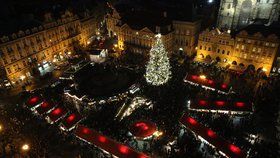 Strom na Staroměstském náměstí se rozsvěcí několikrát denně. A lidem se to líbí.