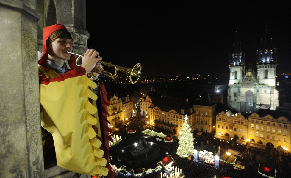 Slavnostním rozsvícením stromu včera odstartovaly tradiční vánoční trhy na Staroměstském náměstí