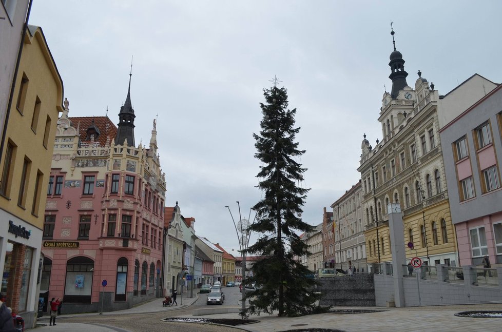 Vánoční strom ve Strakonicích připomíná koště.