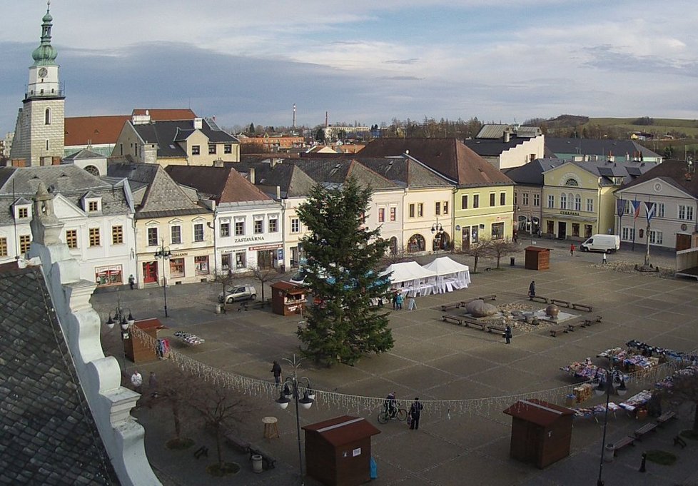 Jedle na náměstí Míru v Bruntále sklidila posměch obyvatel. Do ideálu vánočního stromečku má daleko...