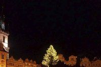 Pražské vánoční překvapení: Stromeček už zazářil. O čtyři dny dříve, než měl